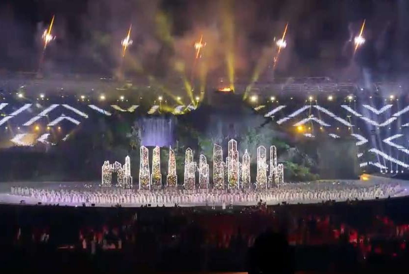 Efek lampu dan kem bang api mewarnai pembukaan Asian Games 2018
