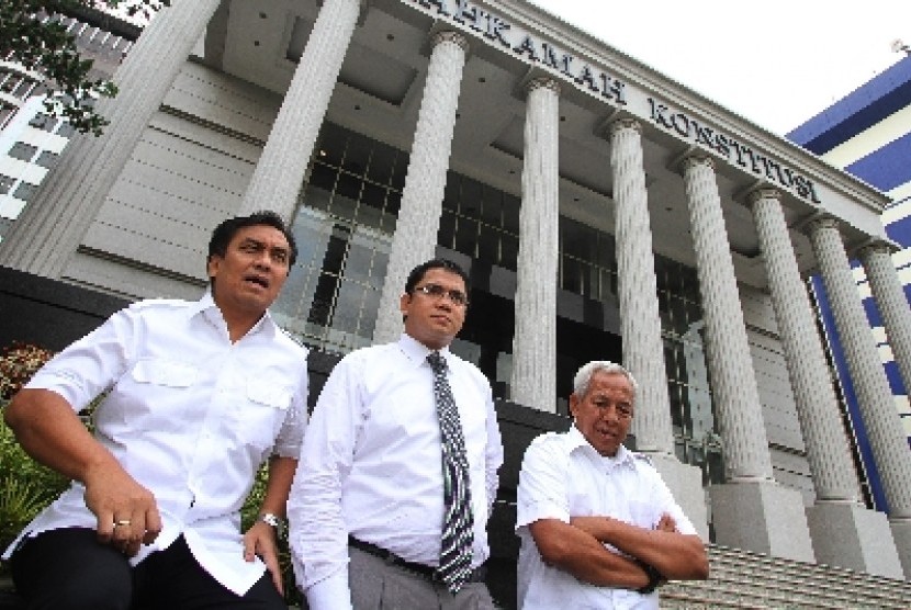 Effendi Simbolon (kiri) dan Jumiran Abdi (kanan) didampingi Kuasa hukum mereka Arteria Dahlan (tengah) memberi keterangan seusai mengikuti sidang putusan gugatan Pilkada Sumut di Mahkamah Konstitusi (MK) Jakarta, Senin (15/4). 