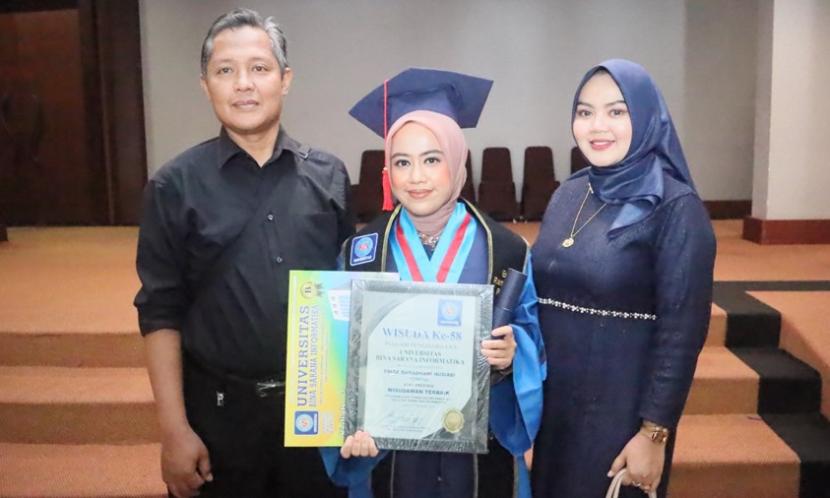 Efriza Ramadhani salah satu wisudawan terbaik yang lolos program Magang dan Studi Independen Bersertifikat (MSIB) Angkatan tiga tahun 2022 dan juga mendapatkan IPK sempurna dengan nilai 4.00.