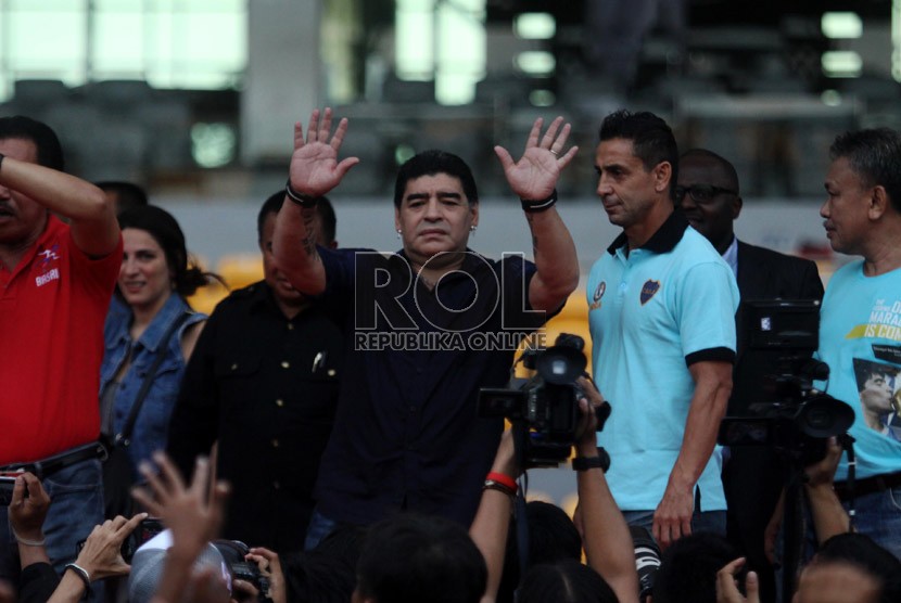 egenda sepak bola Argentina Diego Maradona menyapa penggemar saat datang di Stadion Gelora Bung Karno (GBK), Senayan, Jakarta, beberapa waktu lalu.. 