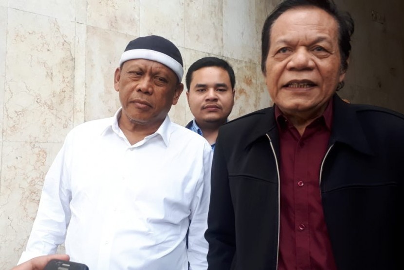 Eggi Sudjana (kemeja putih) dan kuasa hukumnya Alamsyah Hanafiah, saat mendatangi Polda Metro Jaya untuk mempertanyakan perkembangan pengajuan permohonan SP3, Jumat (12/7).
