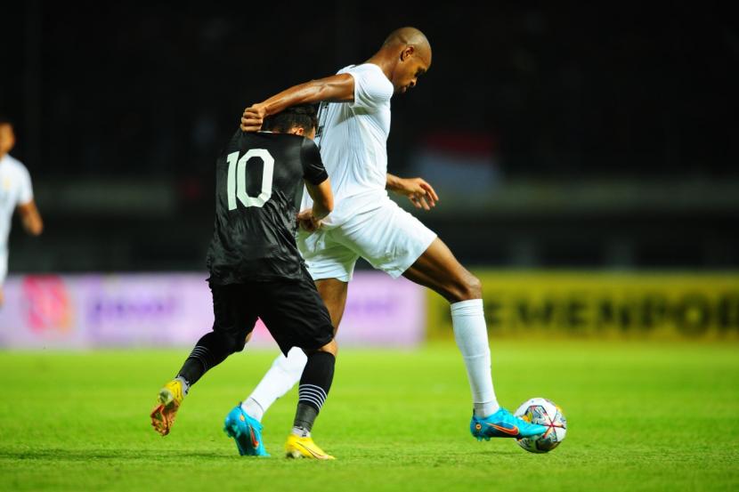 Egy Maulan Vikri membayangi Rangelo Maria Janga pada laga FIFA Matchday antara Indonesia melawan Curacao di Stadion GBLA , Bandung, Sabtu (25/9/2022).