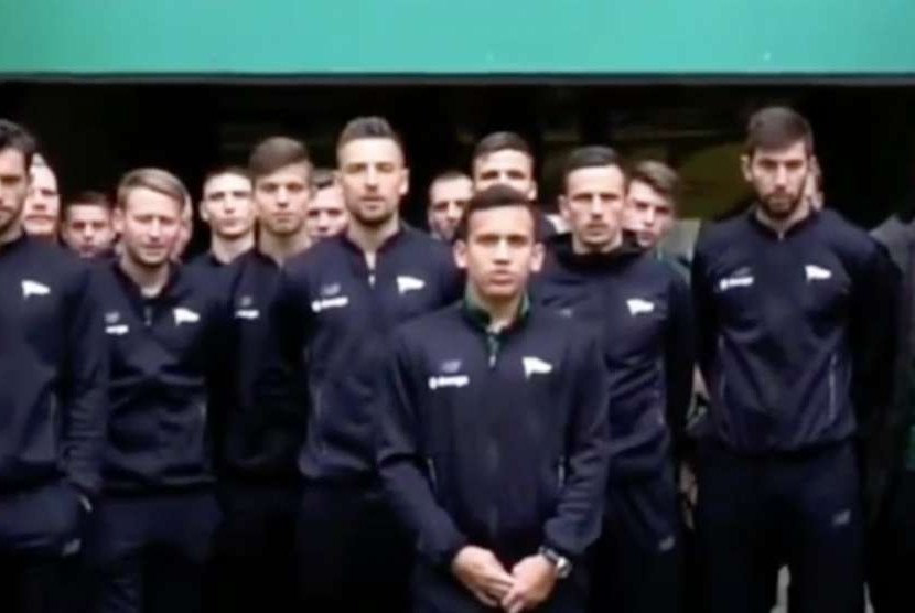 Egy Maulana bersama rekan-rekan di klub Lechia Gdansk saat memberikan ucapan duka untuk Palu lewat video Instagram.