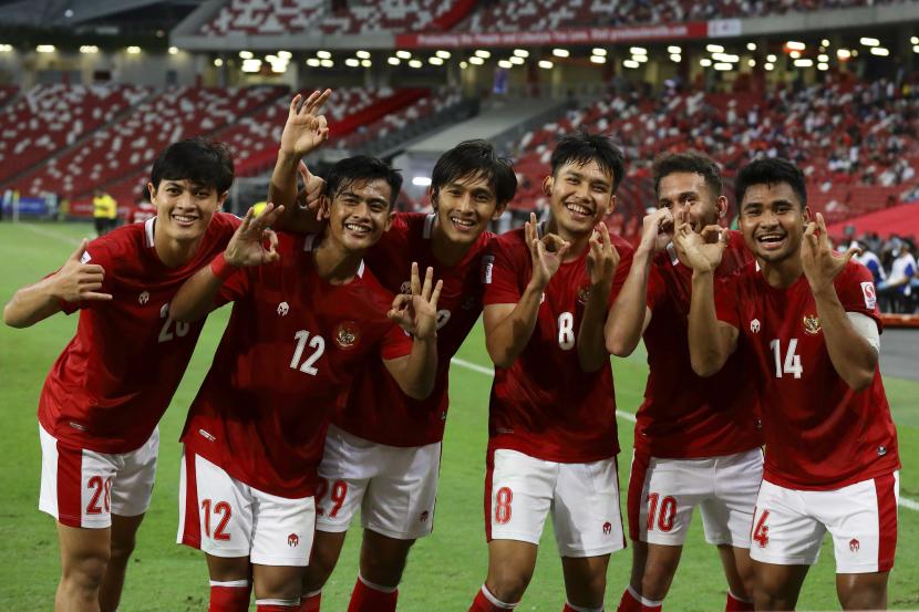 Egy Maulana Vikri dari Indonesia, kedua kanan, merayakan dengan rekan setimnya setelah mencetak gol keempat pada pertandingan leg kedua semifinal AFF Suzuki Cup 2020 antara Indonesia dan Singapura di Singapura, Sabtu, 25 Desember 2021.
