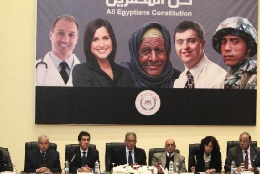 Egypt's constituent assembly Chairman Amr Moussa (center) attends a news conference in Cairo December 15, 2013.