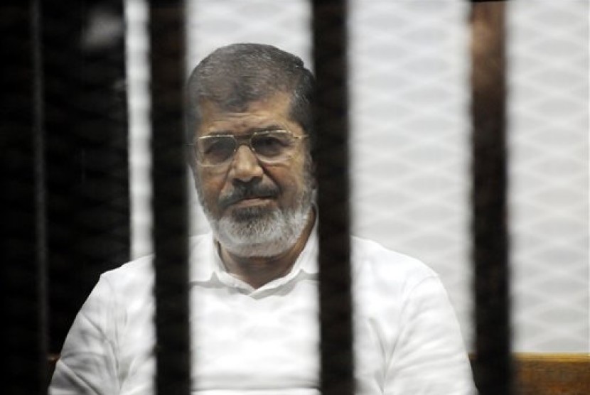 Egypt's ousted President Mohammed Morsi sits in the defendant cage in the Police Academy courthouse during a court hearing in Cairo, Egypt, on Nov 3, 2014.