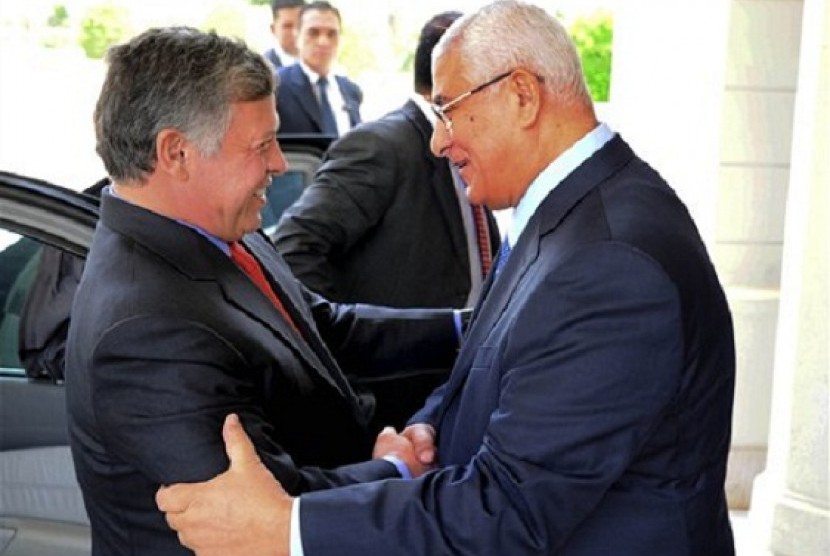 Egyptian President Adly Mansour (right) greets Jordan's King Abdullah II on his arrival to the presidential palace in Cairo, Saturday, July 20, 2013. 