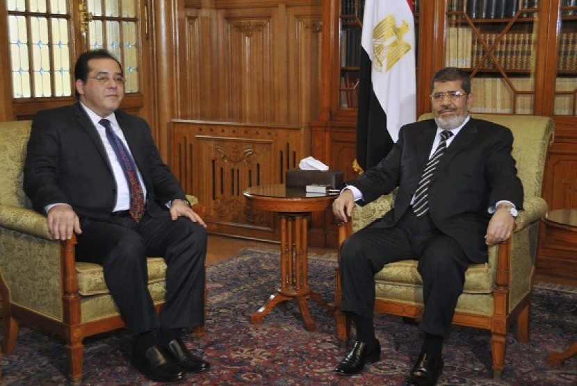 Egyptian President Mohamed Morsi (right) meets with opposition figure Ayman Nour, chairman of el-Ghad political party, in Cairo on Saturday. (file photo)