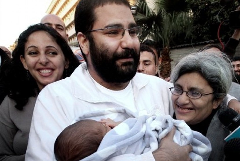  Egyptian prominent blogger Alaa Abdel-Fattah (center), hugs his recently born son, Khaled, in Cairo, Egypt, in 2011. (File photo)