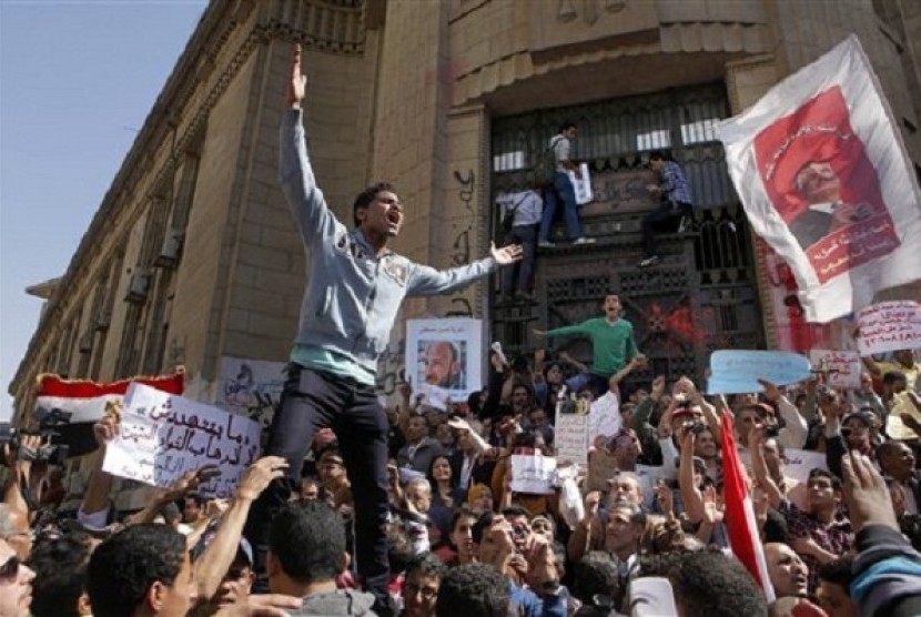 Egyptian protesters chant slogans against Islamist President Mohammed Morsi slogans during a protest in front of the prosecutor general's office in Cairo, Egypt, Friday, March 29, 2013. 