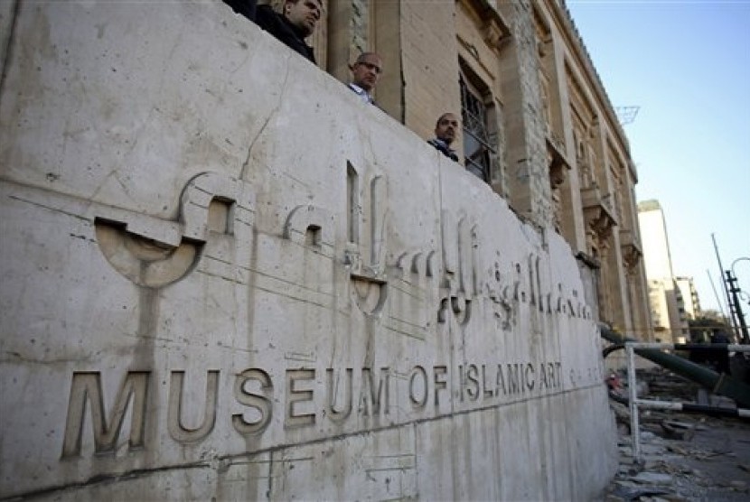 Egyptian security officers stand guard at the entrance of the Museum of Islamic Art after an explosion at the Egyptian police headquarters in downtown Cairo, Friday, Jan. 24, 2014. 