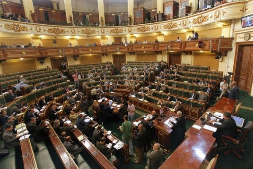 Egyptian Shura Council members meet to discuss the government's 2013-2014 budget at the Shura Council, Parliament's upper house. (file photo)