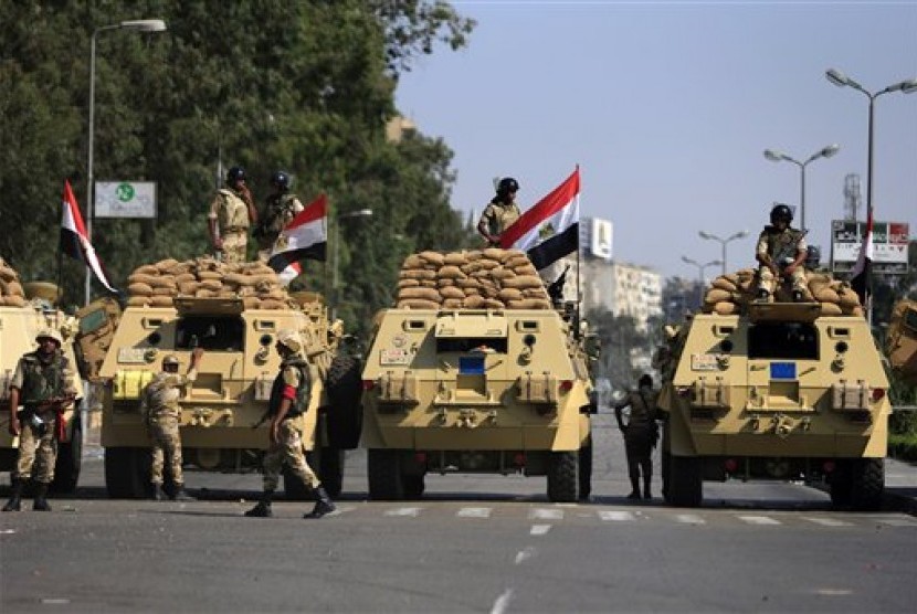 Egyptian soldiers secure the area around Nasser City, where Muslim Brotherhood supporters have gathered to support ousted president Mohammed Mursi, in Cairo, Egypt, Thursday, July 4, 2013. 