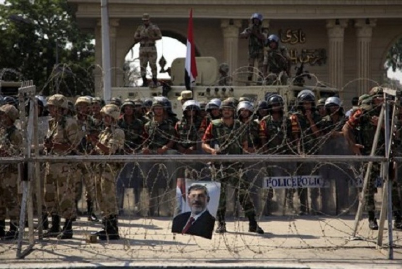 Egyptian soldiers stand guard outside the Republican Guard building in Cairo, Egypt, Friday, July 5, 2013. 