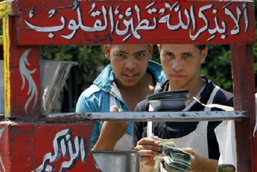 Egyptian vendors sell fool, or fava beans, from a cart with verses from the Quran in Tahrir Square in Cairo, Egypt, Tuesday, Aug. 27, 2013. The current bout of violence is the worst in Egypt's 2 ½ years of turbulent transition. (illustration)