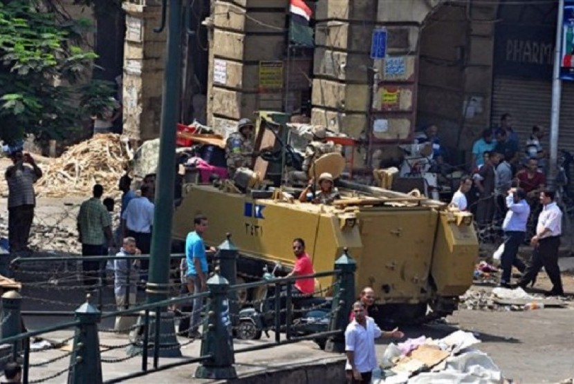 Egyptians Army forces stand guard outside the al-Fatah mosque after hundreds of Islamist protesters barricaded themselves inside the mosque overnight, near Ramses Square in downtown Cairo, Egypt, Saturday, Aug. 17, 2013. 