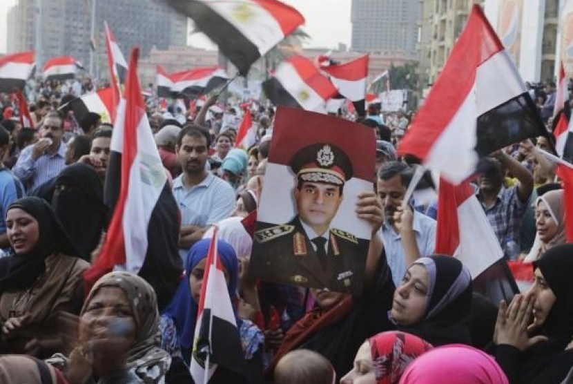 Egyptians chant slogans in Tahrir square as they arrive to celebrate former Egyptian army chief Abdel Fattah al-Sisi's victory in the presidential vote in Cairo, June 3, 2014.