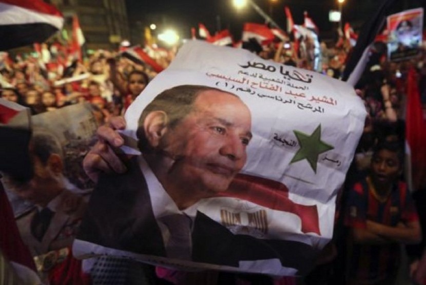 Egyptians gather outside the presidential palace to celebrate former Egyptian army chief Abdel Fattah al-Sisi's victory in the presidential vote in Cairo June 5, 2014. 