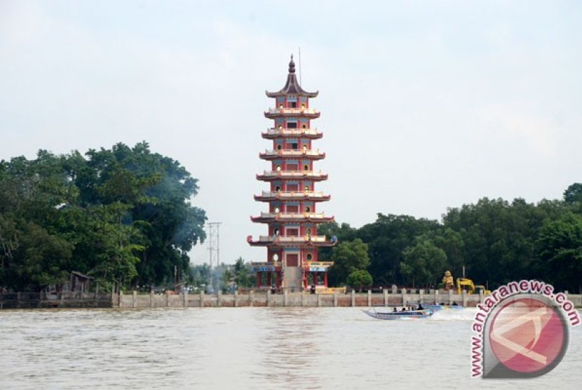 Eight floor pagoda in Musi River, South Sumatra (file photo)