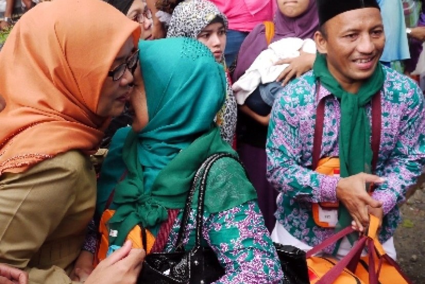 Sejumlah calon Haji berpamitan dengan keluarganya saat pemberangkatan di Asrama Haji, Banda Aceh,