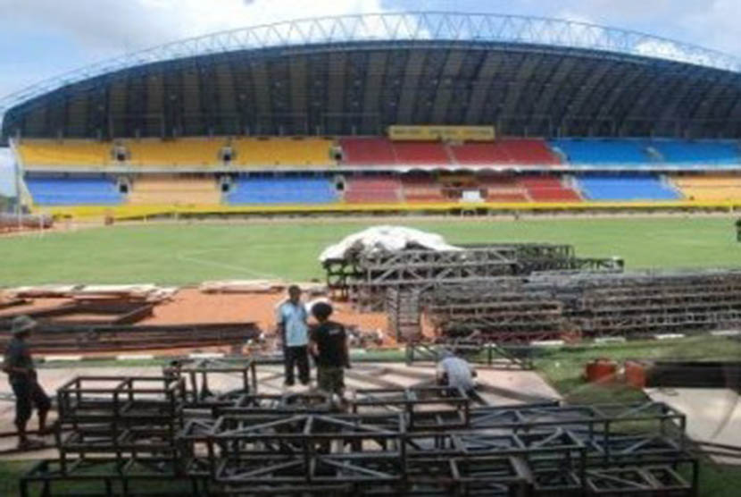 ejumlah pekerja terus menyelesaikan papan panggung yang akan dipergunakan pada Pembukaan Sea Games XXVI mendatang di Stadion Gelora Sriwijaya Jakabaring Sport City Palembang Sumsel, Selasa (25/10).