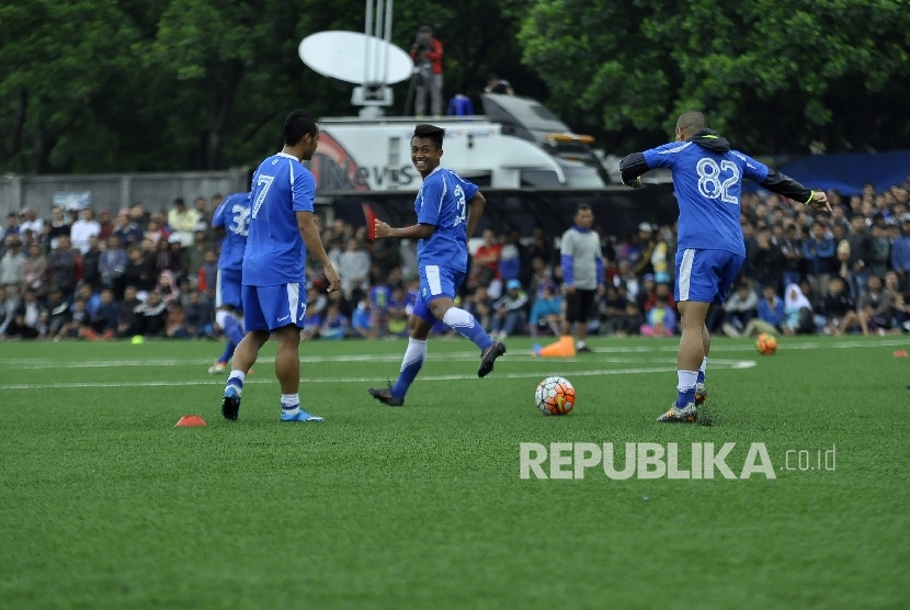 Sejumlah pemain Persib Bandung melakukan sesi latihan di Lapangan Lodaya, Kota Bandung, Rabu (29/3).