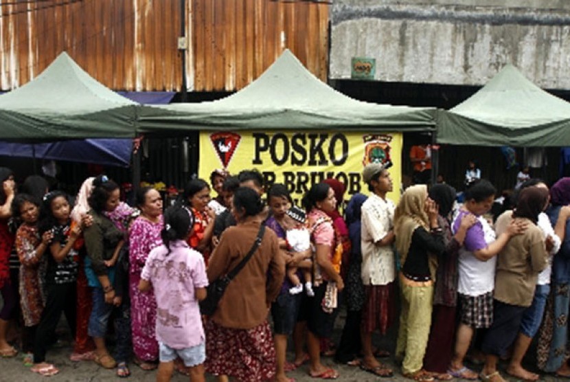 Sejumlah pengungsi korban banjir antre pembagian makanan di posko banjir di Kampung Melayu, Jakarta Timur