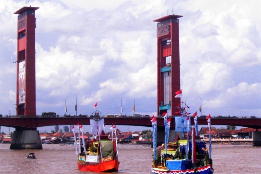 Sejumlah perahu hias melintas di tengah Sungai Musi pada perlombaan perahu hias untuk perayaan Festival Sriwijaya dan HUT Palembang ke 1325, di Palembang, 17 Juni 2016. 