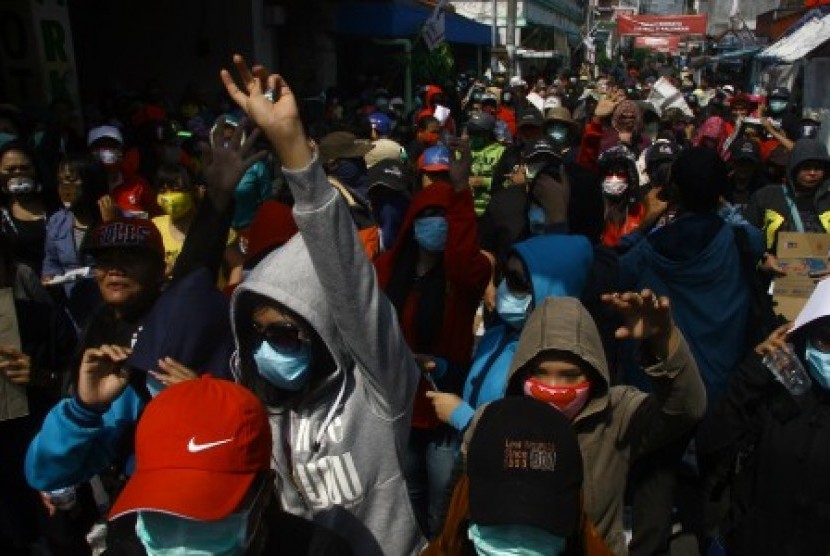 ejumlah perempuan aktivis Front Pekerja Lokalisasi (FPL) usai mengikuti aksi menulis surat yang akan dikirimkan ke Komnas HAM saat aksi penolakan rencana penutupan lokalisasi Dolly yang digelar di kawasan lokalisasi Dolly, Surabaya, Jawa Timur, Kamis (5/6)