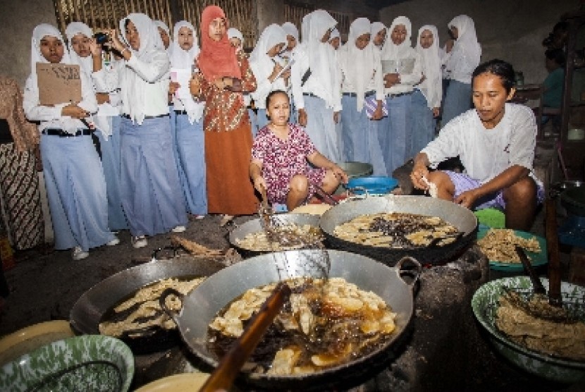 ejumlah siswa SMK Islam Terpadu Al Furqon Sanden melihat proses pembuatan keripik sagu di Pundong, Bantul, Yogyakarta, Kamis (4/4). Kegiatan observasi tersebut untuk mengenalkan industri kecil sekaligus menumbuhkan jiwa kewirausahaan yang diharapkan berman