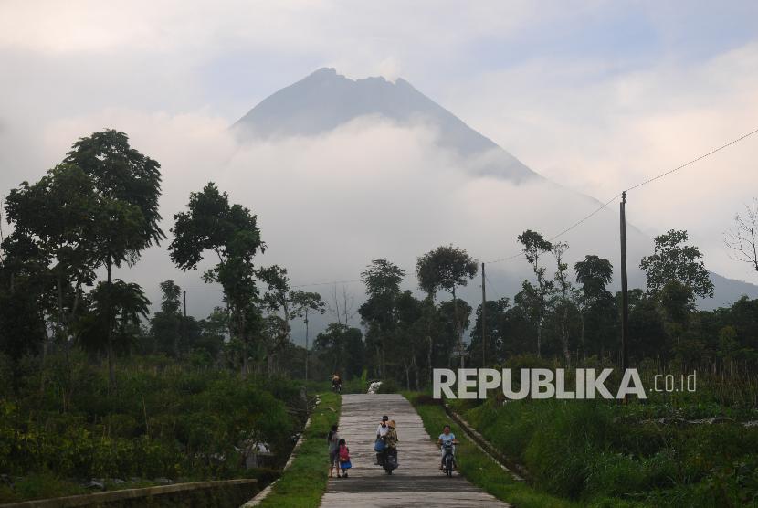 ejumlah warga melintasi jalan pedesaan Tlogomulyo, Tlogolele, Selo, Boyolali, Jawa Tengah.