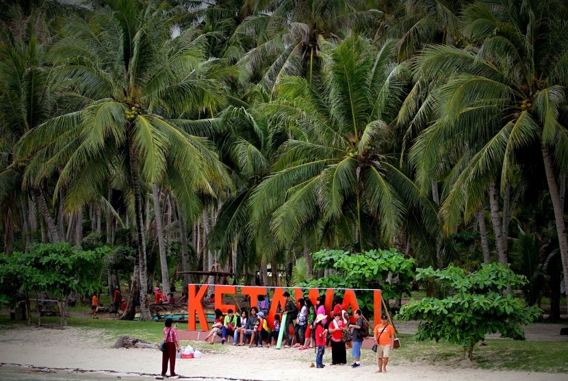 ejumlah wisatawan lokal saat berwisata pulau ke pulau Ketawai yang merupakan bagian dari kabupaten Bangka Tengah, Provinsi Bangka Belitung.