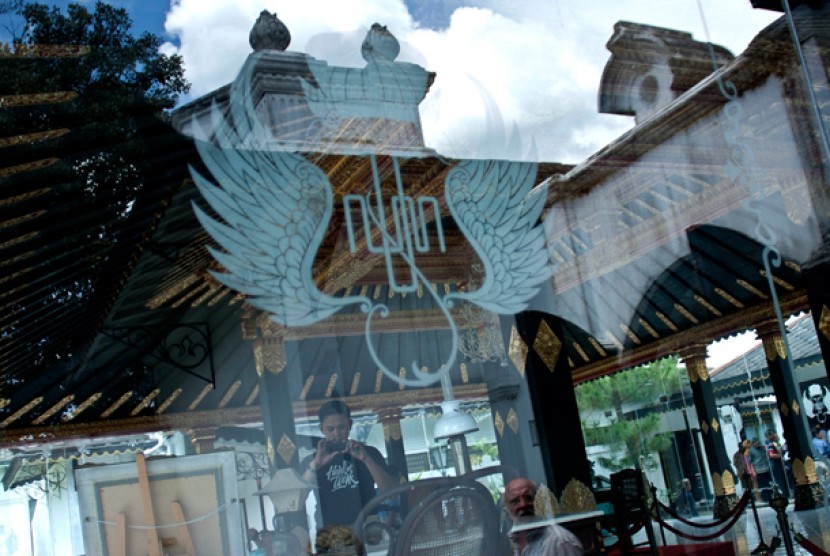 ejumlah wisatawan mancanegara (wisman) melihat koleksi peninggalan dari Sri Sultan Hamengku Buwono IX di Keraton Ngayogyakarta, Yogyakarta, Kamis (5/4). FOTO ANTARA/Sigid Kurniawan