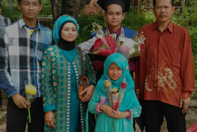 Eka Setiawan bersama orang tua dan adik-adiknya, seusai avcara wisuda S1 IPB University.