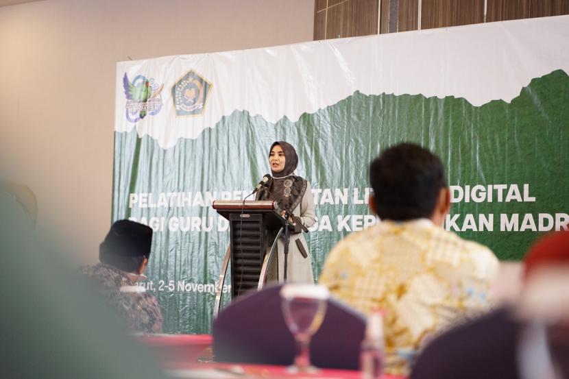 ekan Fakultas Pendidikan Islam dan Keguruan (FPIK) Universitas Garut Hilda Ainissyifa, saat memberikan sambutan dalam Pelatihan Peningkatan Literasi Digital bagi GTK Madrasah Kabupaten Garut, Selasa (2/11).