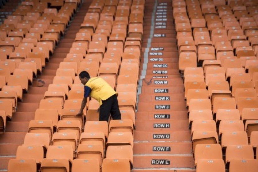 Pekerja memeriksa kondisi bangku sebelum direnovasi di Stadion Si Jalak Harupat, Kabupaten Bandung, Jawa Barat, Jumat (19/1). Stadion Si Jalak Harupat yang berkapasitas 28 ribu penonton tersebut akan direnovasi untuk digunakan sebagai salah satu venue cabang olahraga sepakbola pada perhelatan Asian Games 2018. 