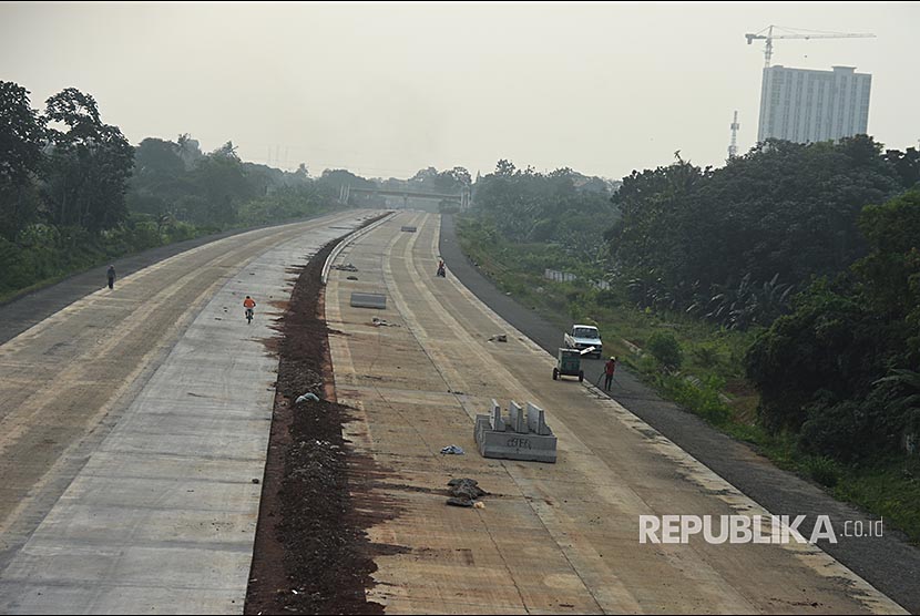 Pekerja menyelesaikan pembangunan jalan Tol Cinere-Jagorawi (Cijago) Seksi II di Kukusan, Depok, Jawa Barat.