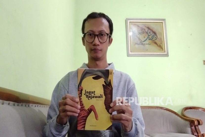 Eko Darmoko bersama karya terbarunya.