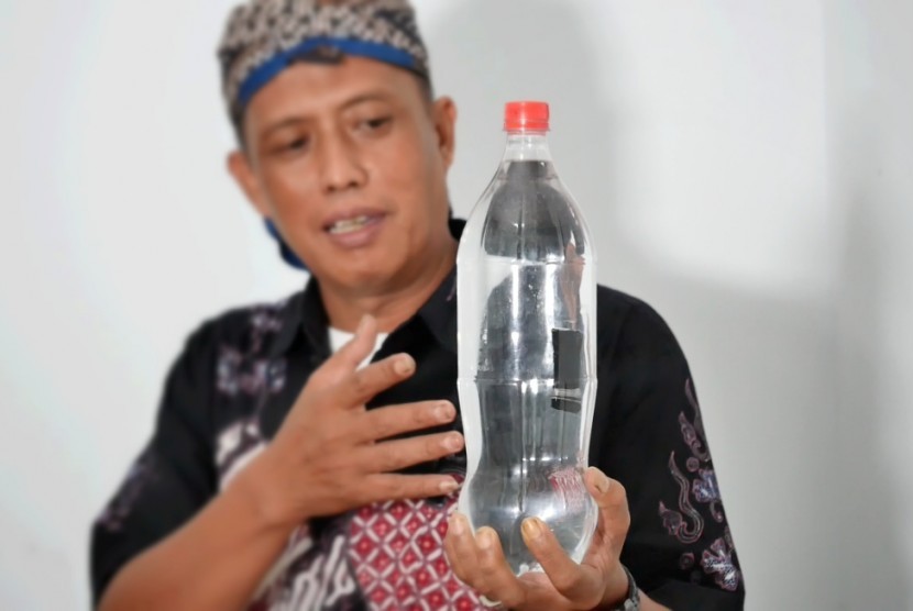 Eko Hari Sutopo saat memperagakan sulap sains episode 'Botol Ajaib''