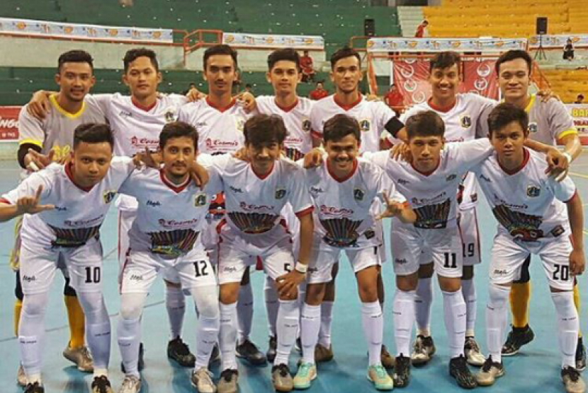 Eko Puji Saputro, pemain BSI FC (baris atas, kedua dari kiri), memperkuat tim inti futsal DKI Jakarta.