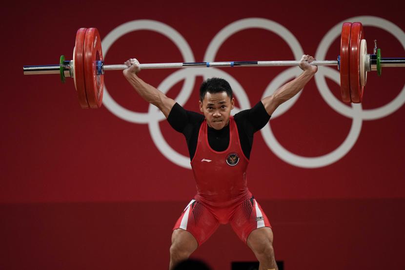 Eko Yuli Irawan dari Indonesia berlaga di cabang olahraga angkat besi 61kg putra, pada Olimpiade Musim Panas 2020, Minggu, 25 Juli 2021, di Tokyo, Jepang.