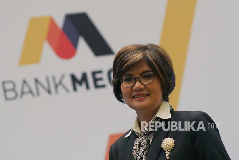 Ekonom Aviliani berfoto usai RUPSLB PT Bank Mega Tbk (Bank Mega) di Jakarta, Rabu (28/2). Rapat tersebut menyepakati pengangkatan Aviliani sebagai Komisaris Independen perusahaan.