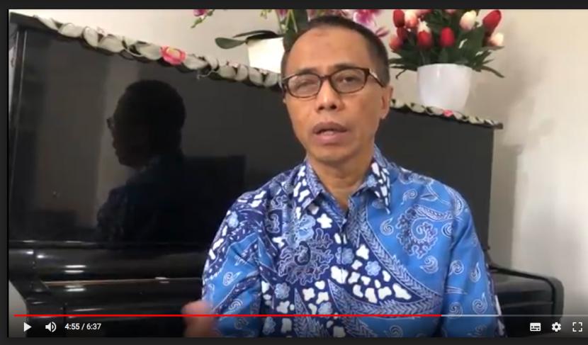 Ekonom Indef Dradjad Wibowo mengingatkan agar Indonesia berada di posisi tengah dalam menghadapi China dan Barat.
