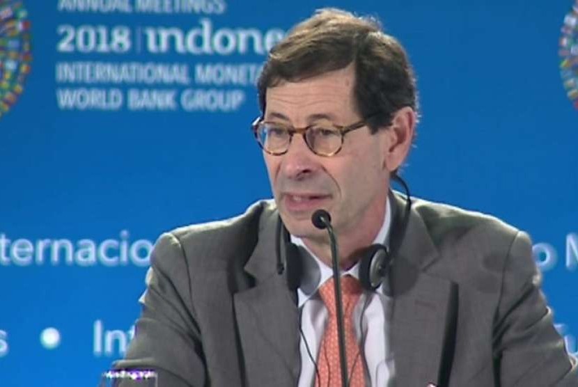  Ekonom sekaligus Direktur Departemen Penelitian IMF, Maurice Obstfeld menyampaikan paparan World Economic Outlook 2018-2019 di Medan Room, Hotel Westin, Nusa Dua, Bali.