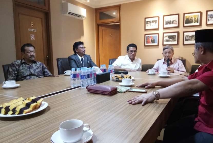 Ekonom senior Kwik Kian Gie mengunjungi Posko Cemara 19 Menteng, Jakarta Pusat, Kamis (21/9). Kedatangan Kwik untuk menghadiri diskusi terkait perekonomian nasional bersama Tim Kampanye Nasional (TKN) Jokowi-Ma'ruf.  