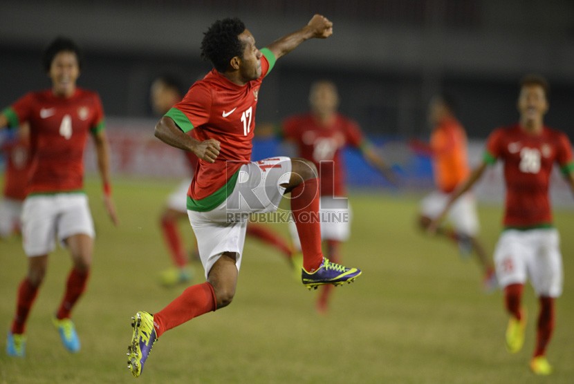 Ekpresi kegembiraan pemain timnas Indonesia usai mengalahkan Malaysia pada babak semifinal sepakbola Sea Games ke-27 di Naypyidaw, Myanmar, Kamis (19/2). (Republika/Edwin Dwi Putranto)