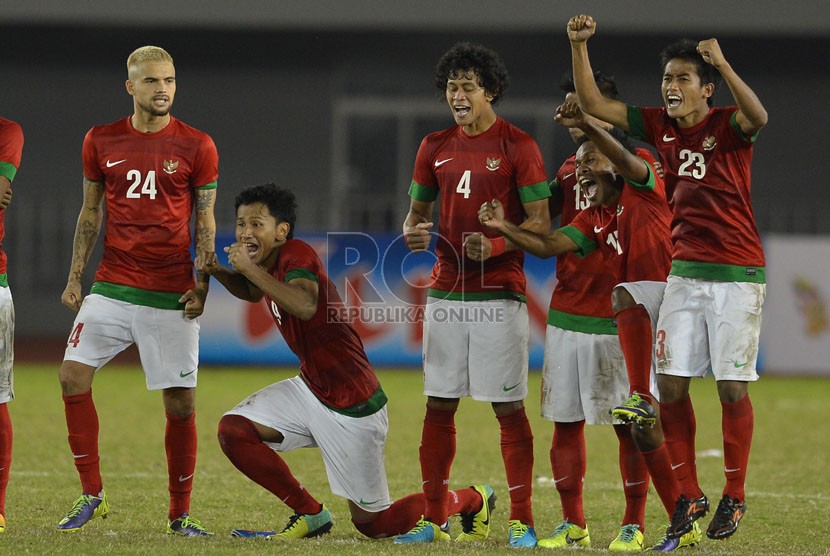  Ekpresi kegembiraan pemain timnas Indonesia usai mengalahkan Malaysia pada babak semifinal sepakbola Sea Games ke-27 di Naypyidaw, Myanmar, Kamis (19/2). (Republika/Edwin Dwi Putranto)