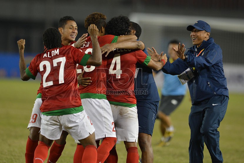 Ekpresi kegembiraan pemain timnas Indonesia usai mengalahkan Malaysia pada babak semifinal sepakbola Sea Games ke-27 di Naypyidaw, Myanmar, Kamis (19/2). (Republika/Edwin Dwi Putranto)