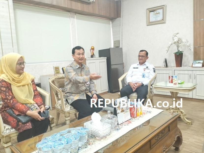 ekretaris Daerah (Sekda) Pemprov Sumsel, Edward Candra dalam kegiatan monitoring dan evaluasi terhadap Surat Edaran Bersama tiga Menteri tentang percepatan perizinan berusaha Pertashop yang dilakukan oleh Ditjen Bina Pembangunan Daerah Kementerian Dalam Negeri di Kota Palembang, Rabu (25/9/2024).