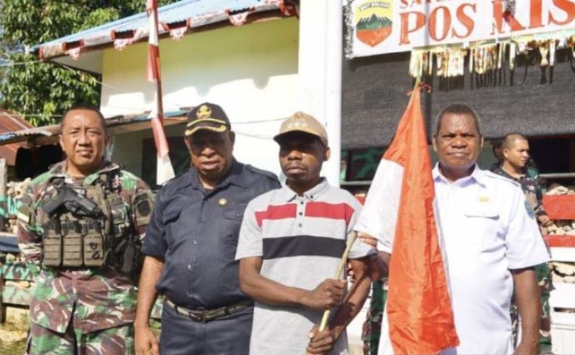 Eks anggota Organisasi Papua Merdeka (OPM), Setam Same (dua kanan) menyerahkan diri ke aparat keamanan di Kampung Kisor, Maybrat, Papua Barat Daya, Rabu (24/4/2024).
